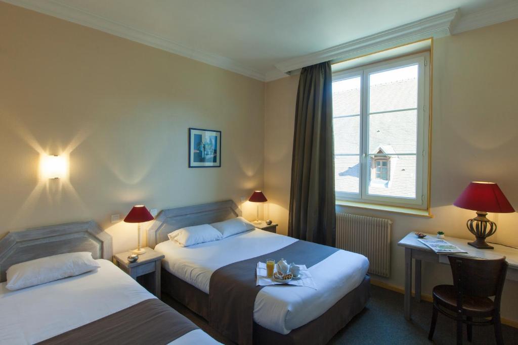 Hotel Le Corbeau Auxonne Habitación foto