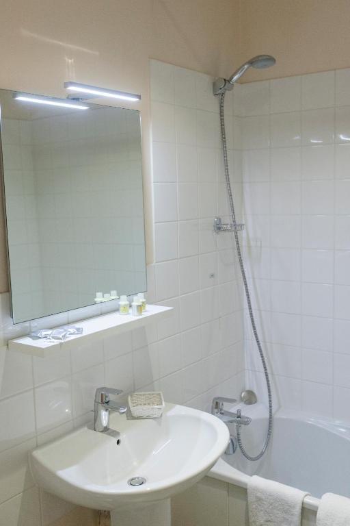 Hotel Le Corbeau Auxonne Habitación foto