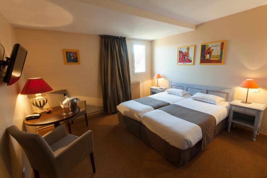 Hotel Le Corbeau Auxonne Habitación foto